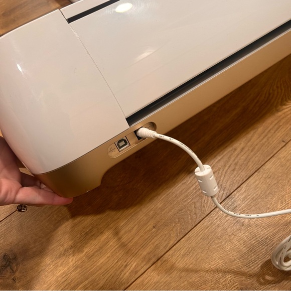 Cricut Explore Air with case, starter cutting set and more - Picture 13 of 16